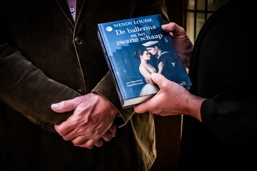 Een boek geschreven door Wendy Louise, over haar familie en die van Simone Kleinsma: De ballerina en het zwarte schaap