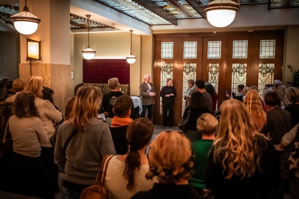 De Boekenborrel met Wendy Louise tijdens de lancering van De ballerina en het zwarte schaap.